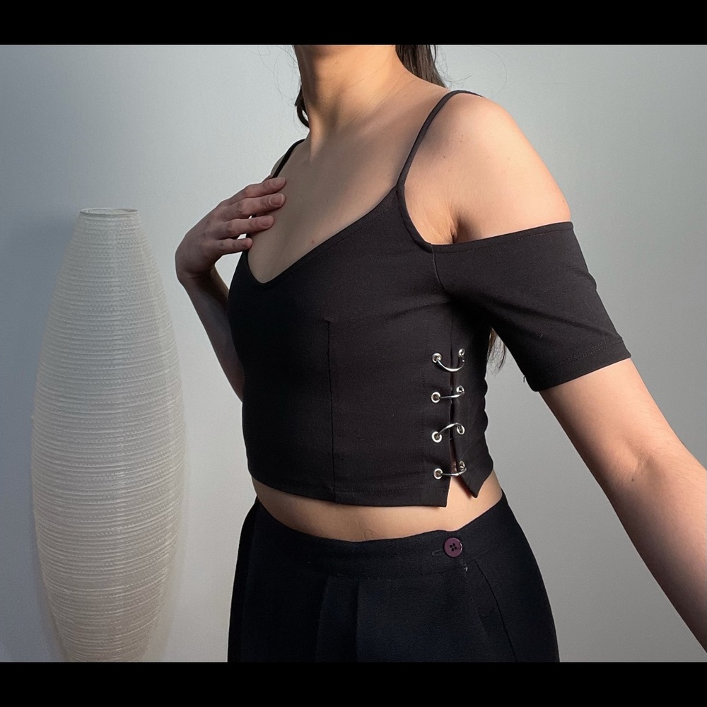 Off Shoulder CropTop with Rings - Picture 4 of 7